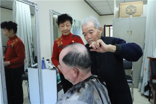 睦邻理发站里的“永久牌”志愿服务